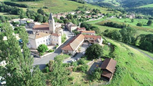- une vue aérienne sur un petit village avec une église dans l'établissement La Ferme Berger, à Les Ardillats