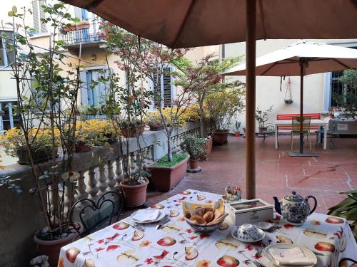 een tafel met eten erop en een parasol bij Green Tricolore in Milaan