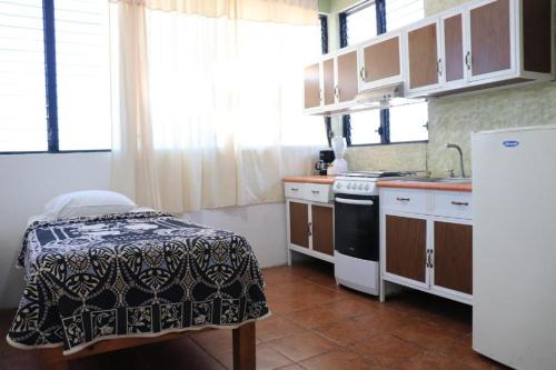 una cocina con fregadero y estufa horno superior en Posada Las Graditas, en Sayulita