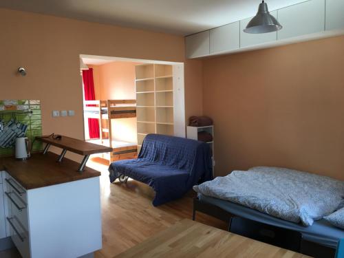 1 dormitorio con 1 cama, 1 silla y 1 mesa en Ubytování Husova 842 en Turnov
