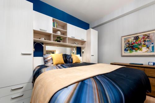 ein Schlafzimmer mit einem Bett mit blauem Kopfteil in der Unterkunft BELLA CAMPAGNA - Luxury Two Bedroom Apartment in Rovinj