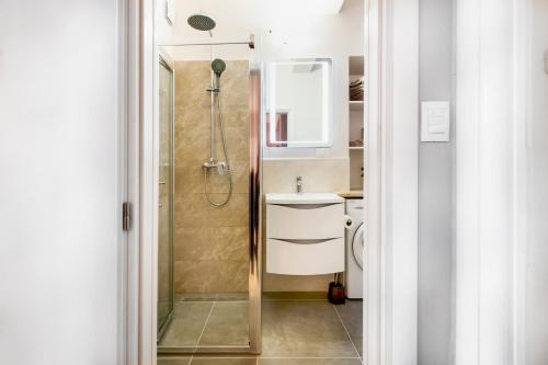 ein Badezimmer mit Dusche und Waschbecken in der Unterkunft BELLA CAMPAGNA - Luxury Two Bedroom Apartment in Rovinj