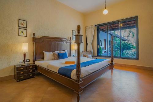 Ένα ή περισσότερα κρεβάτια σε δωμάτιο στο StayVista at Birdsong with Pvt Pool, Lawn & Gazebo