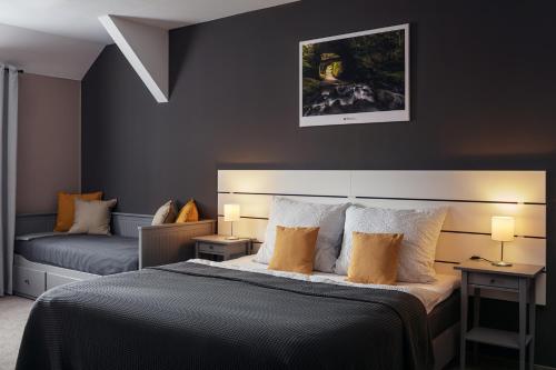 1 dormitorio con 2 camas y 2 lámparas. en Apartmán - Dům Českého Švýcarska, en Krásná Lípa