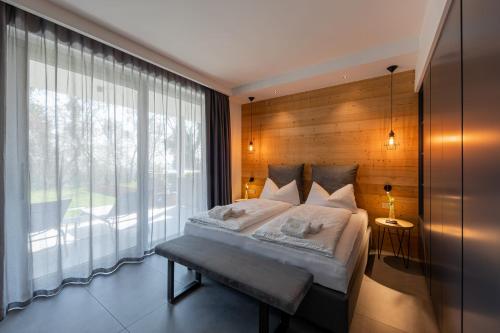 Кровать или кровати в номере SHILOH Private Luxury Apartments