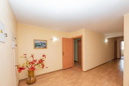a hallway with a vase of flowers in a room at Elektromash Hotel in Tiraspol