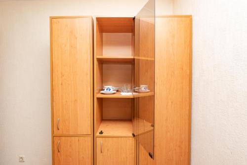 a wooden book shelf with two cups on it at Elektromash Hotel in Tiraspol