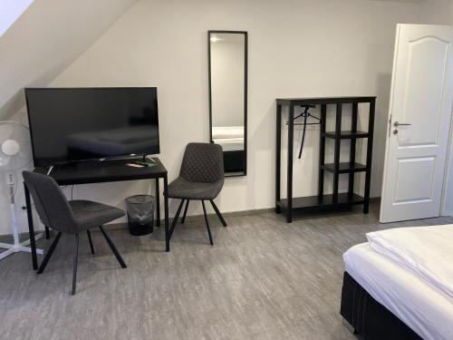 TV a/nebo společenská místnost v ubytování Hotel zur Schlemmerscheune