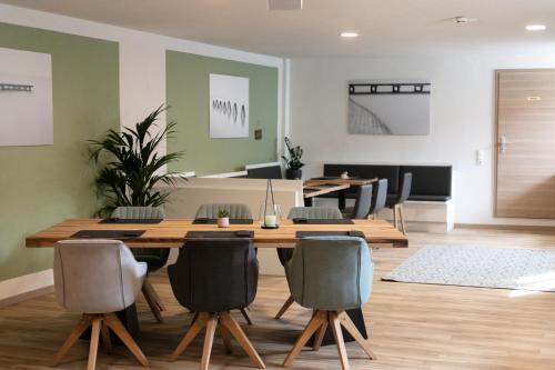 - une salle à manger avec une table et des chaises en bois dans l'établissement KRACHER Landhaus No. 3, à Illmitz