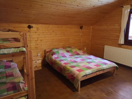 En eller flere senge i et værelse på Casa de Vacanta Dintre Brazi
