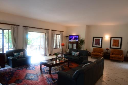 Ruang duduk di Highgrove Guesthouse Sandton