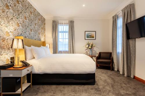 Кровать или кровати в номере Wigram Hotel