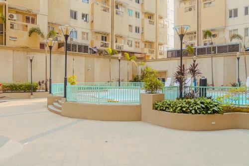 einen Innenhof in einem Gebäude mit einigen Pflanzen und Gebäuden in der Unterkunft Yong's Place at Isabelle de Valenzuela in Manila