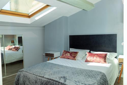 une chambre avec un grand lit avec des oreillers rouges dans l'établissement Croisette 1 min palais des festival/ plages /FIF, à Cannes