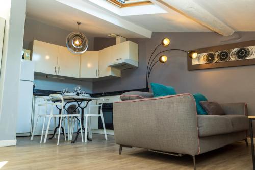un salon avec un canapé et une cuisine dans l'établissement Croisette 1 min palais des festival/ plages /FIF, à Cannes