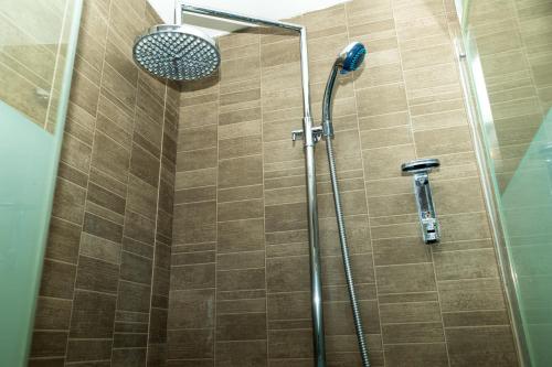 une douche avec une porte vitrée dans une salle de bain dans l'établissement Croisette 1 min palais des festival/ plages /FIF, à Cannes