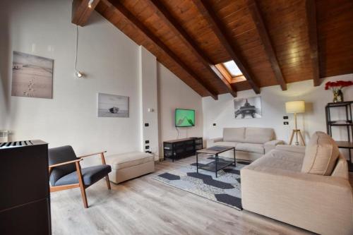 uma sala de estar com um sofá e uma mesa em Bella Camelia - Lago di Como em San Siro