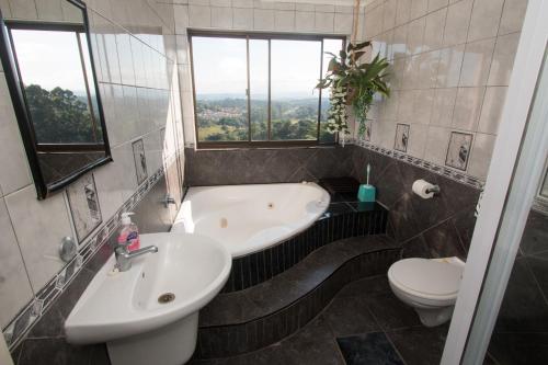 Et badeværelse på Cowies Hill Self-catering