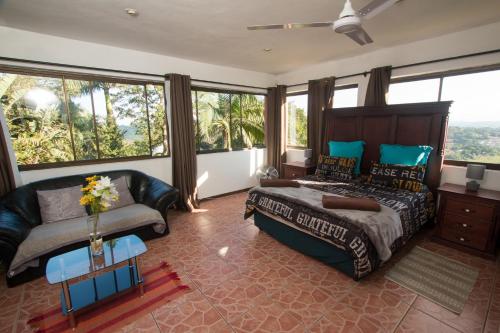 En eller flere senge i et værelse på Cowies Hill Self-catering