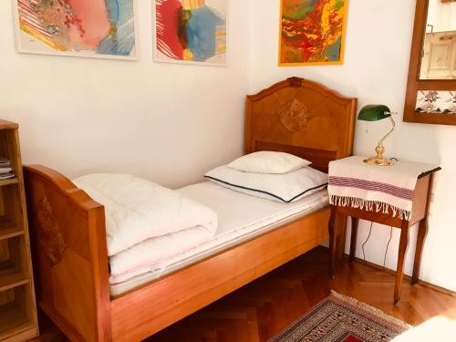 - une petite chambre avec un lit et une table dans l'établissement KUNSTOASE FÜR ROMANTIKER, à Rudersdorf