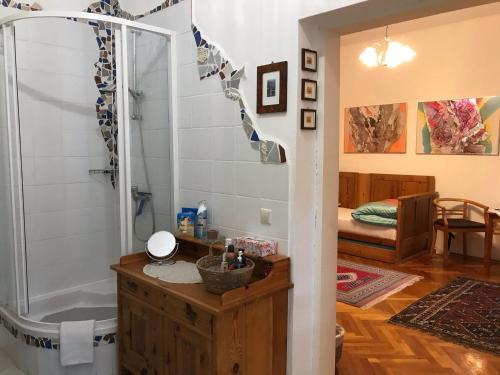La salle de bains est pourvue d'une douche et d'une table en bois. dans l'établissement KUNSTOASE FÜR ROMANTIKER, à Rudersdorf