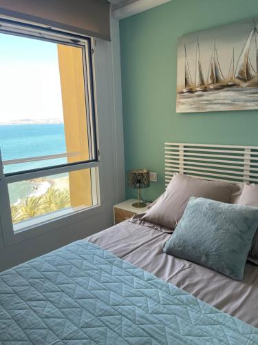 Un pat sau paturi într-o cameră la Bow Sea Apartment