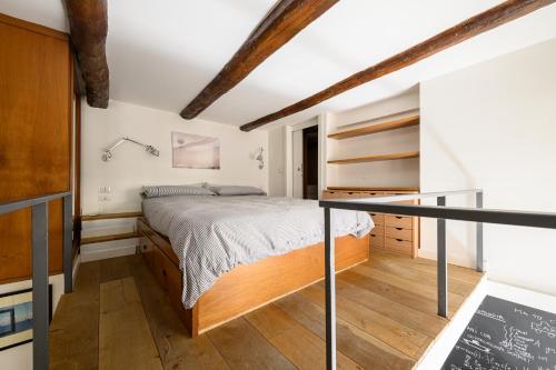 um pequeno quarto com uma cama e um quadro-negro em Vespa Apartment em Nápoles