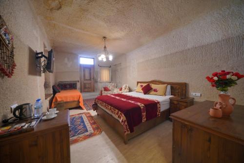 Кровать или кровати в номере Salkım Cave House