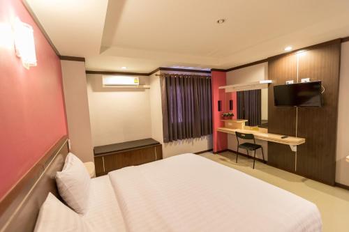 Postel nebo postele na pokoji v ubytování Thungtawan Hotel
