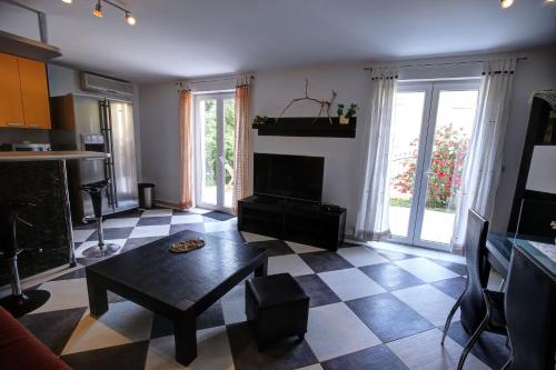 ein Wohnzimmer mit einem karierten Boden in der Unterkunft Apartment Sally in Čižići
