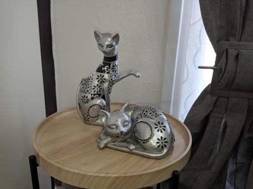 two figurines of cats sitting on a table at Pietra di Luna 1 in Kriopigi