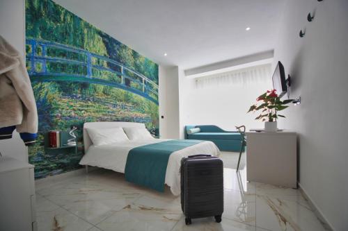 ein Schlafzimmer mit einem Bett und einem Gemälde an der Wand in der Unterkunft Be Coloured - Boutique Art Rooms in Naples in Neapel