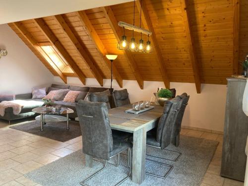 ein Esszimmer mit einem Tisch und einem Sofa in der Unterkunft Haus Brecht in Lauenförde