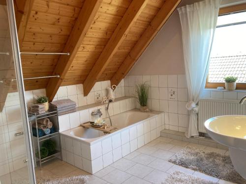 ein Badezimmer mit einer Badewanne und einem Waschbecken in der Unterkunft Haus Brecht in Lauenförde