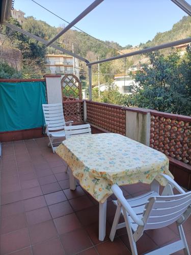 a table and chairs sitting on a balcony at monolocale a un passo dal mare con parcheggio privato in Celle Ligure