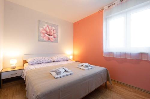 - une chambre avec un lit et 2 serviettes dans l'établissement Apartment Salvagno, à Punat