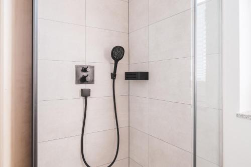 eine Dusche mit einem Haartrockner im Bad in der Unterkunft Reethus Reethus 2 in Born