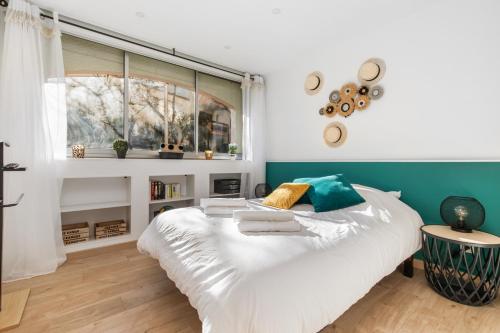 une chambre avec un grand lit blanc et une fenêtre dans l'établissement Mobidick by POM, au Cap d'Agde