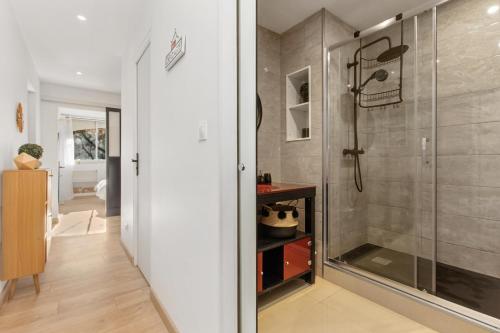 une salle de bain avec une douche avec une porte vitrée dans l'établissement Mobidick by POM, au Cap d'Agde