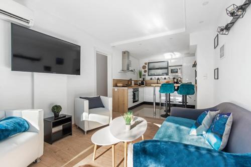 un salon avec un canapé et une table dans l'établissement Mobidick by POM, au Cap d'Agde