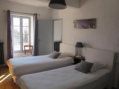 Un pat sau paturi într-o cameră la Le Guintrand