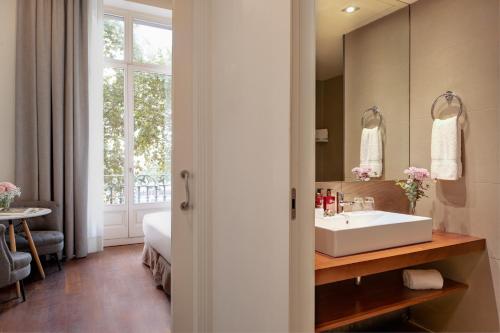 Ванная комната в Duquesa Suites Landmark Hotel by Duquessa Hotel Collection