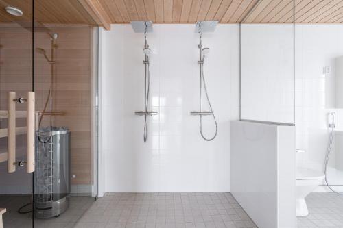 Koupelna v ubytování Spacious 2BR Apartment with Sauna & Two Balconies next to Lake Näsijärvi - Hosted by 2ndhomes