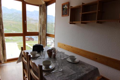 - une table à manger avec vue sur la montagne dans l'établissement Eskival Appartements VTI, à Val Thorens