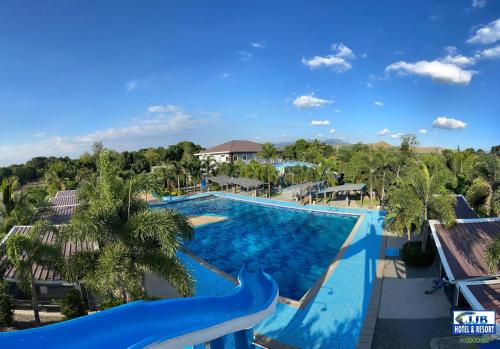 ein Bild eines Pools in einem Resort in der Unterkunft JJB Aquafarm Resort by Cocotel in Zambales