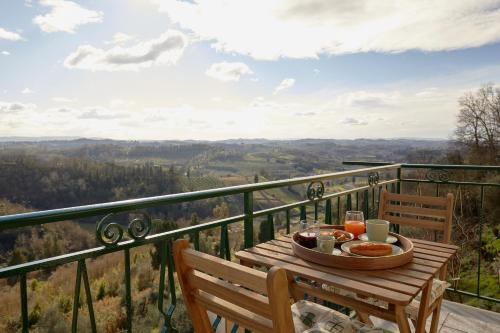 una mesa con un plato de comida en el balcón en Cozy apartment with a view in San Miniato en San Miniato