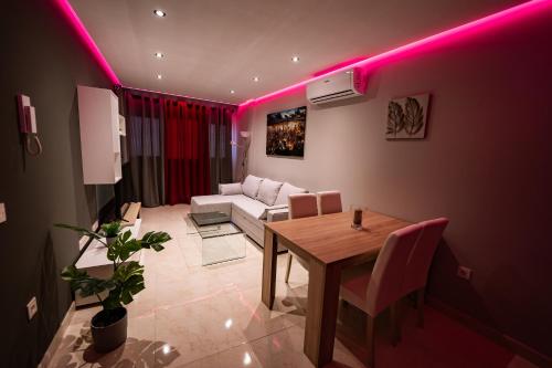 un salon avec une table et un canapé dans l'établissement Viviendas Vacacionales Aurea, à Arrecife