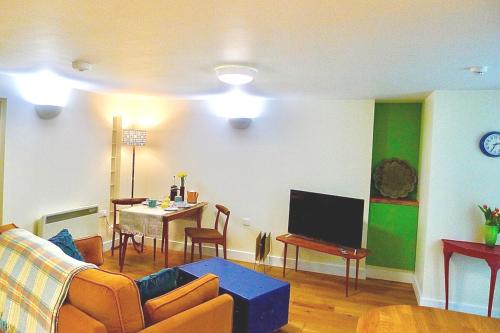 TV a/nebo společenská místnost v ubytování “Dragons Den” Centrally located Modern Apartment