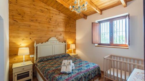 1 dormitorio con 1 cama y 1 cuna en Casa La Estrella Azul Vélez-Málaga by Ruralidays, en Vélez-Málaga