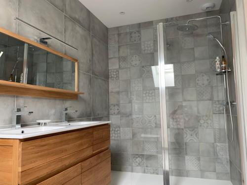 a bathroom with a shower and a sink at L’En Vert du Monde in Saint-Boil